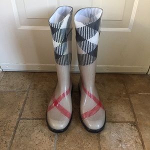 Burberry rain boots size 41 (runs small)